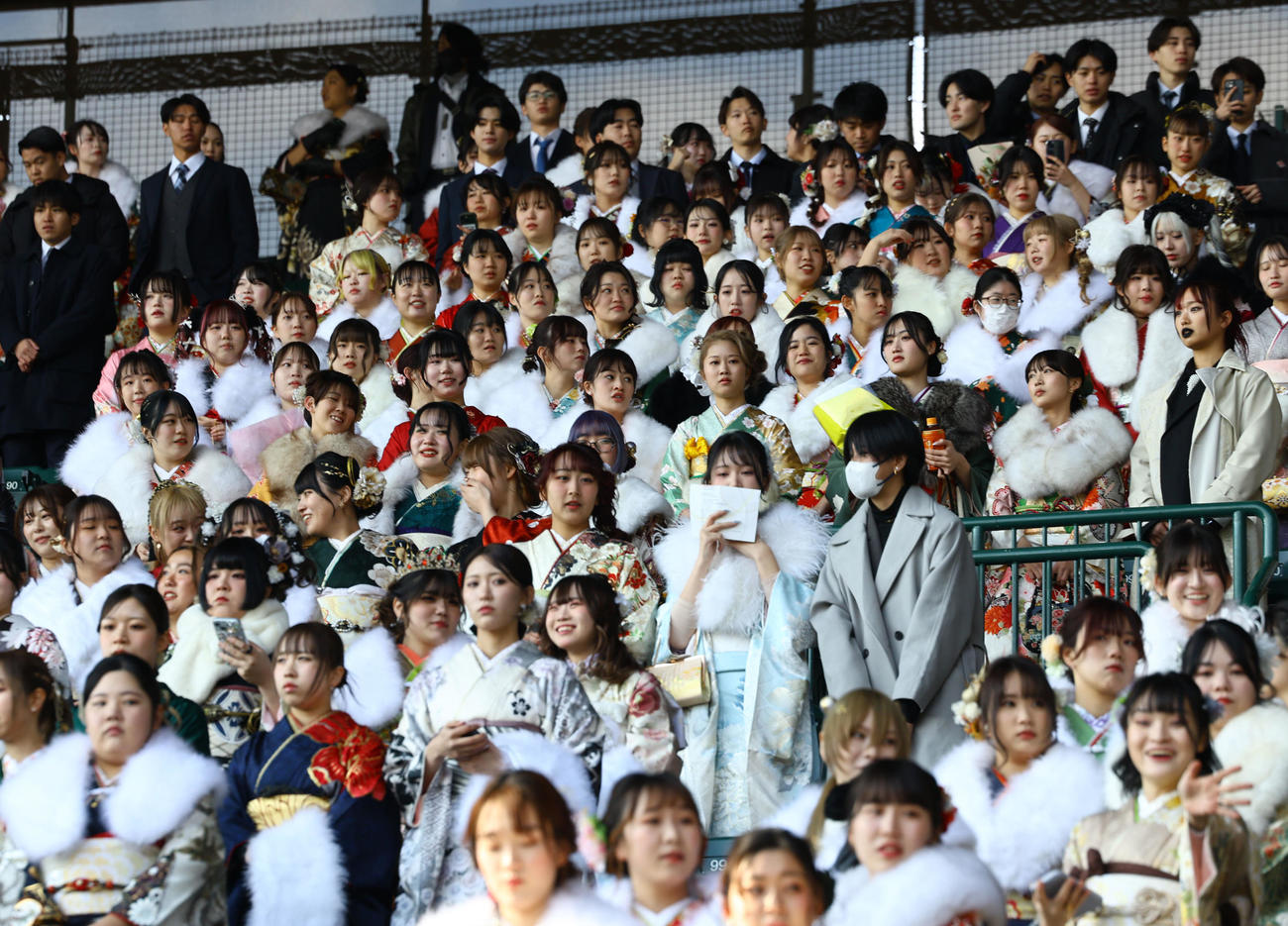 阪神甲子園球場で行われた「二十歳の集い」に出席した参加者たち（撮影・藤尾明華）