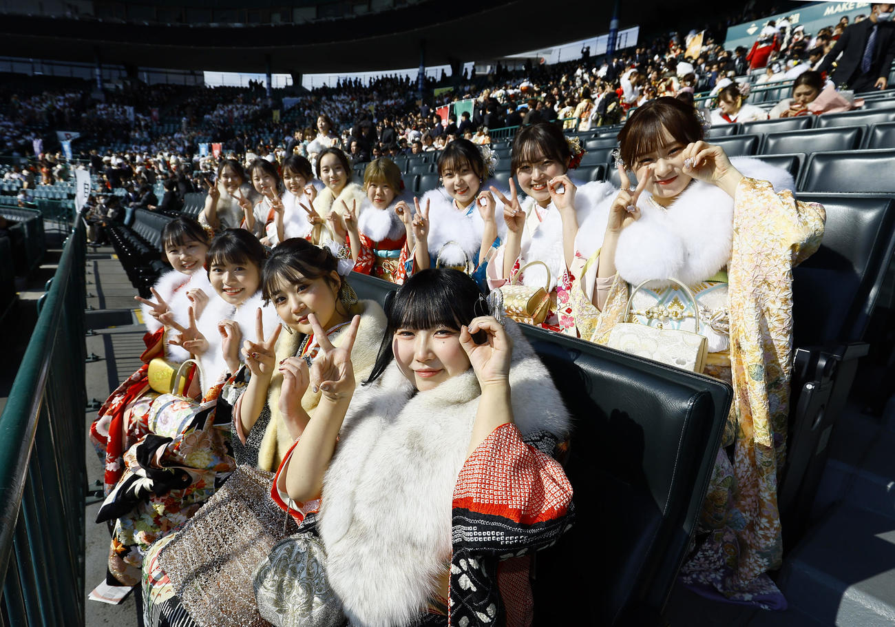 阪神甲子園球場で行われた「二十歳の集い」で、振り袖姿でポーズをとる参加者（撮影・藤尾明華）