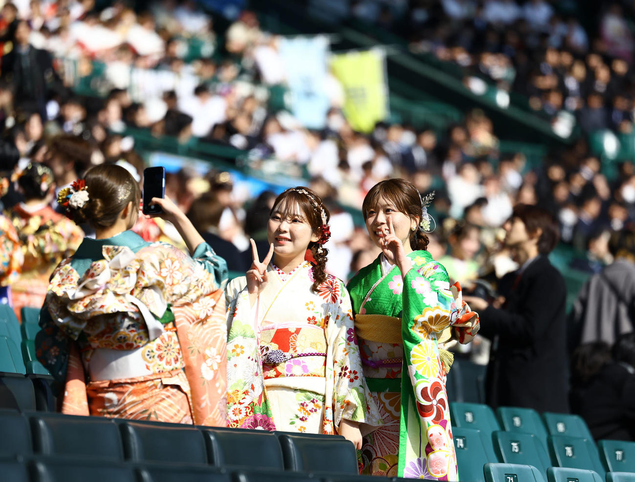 阪神甲子園球場で行われた「二十歳の集い」で、記念写真を撮る参加者（撮影・藤尾明華）