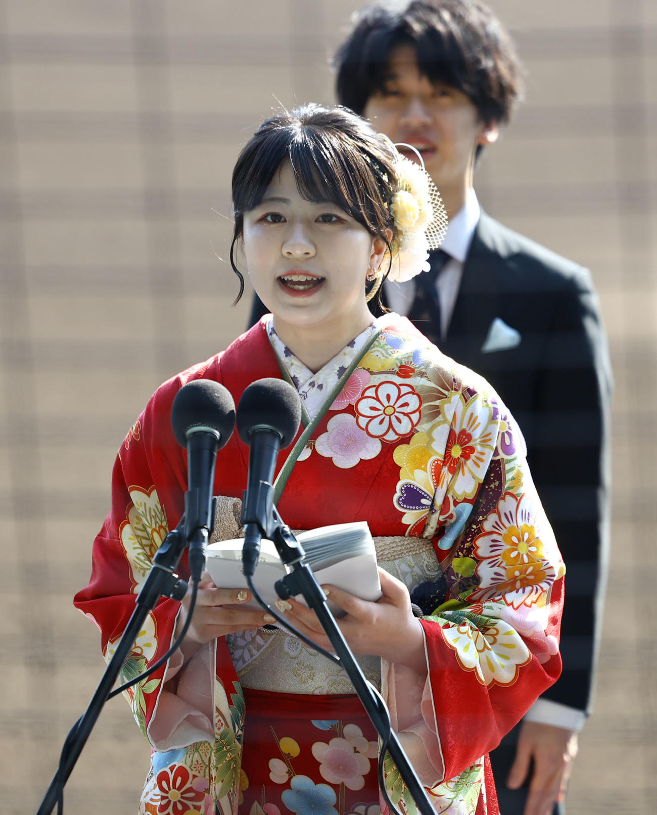 阪神甲子園球場で行われた「二十歳の集い」で二十歳代表のことばを述べる鵜家優菜さん（撮影・藤尾明華）