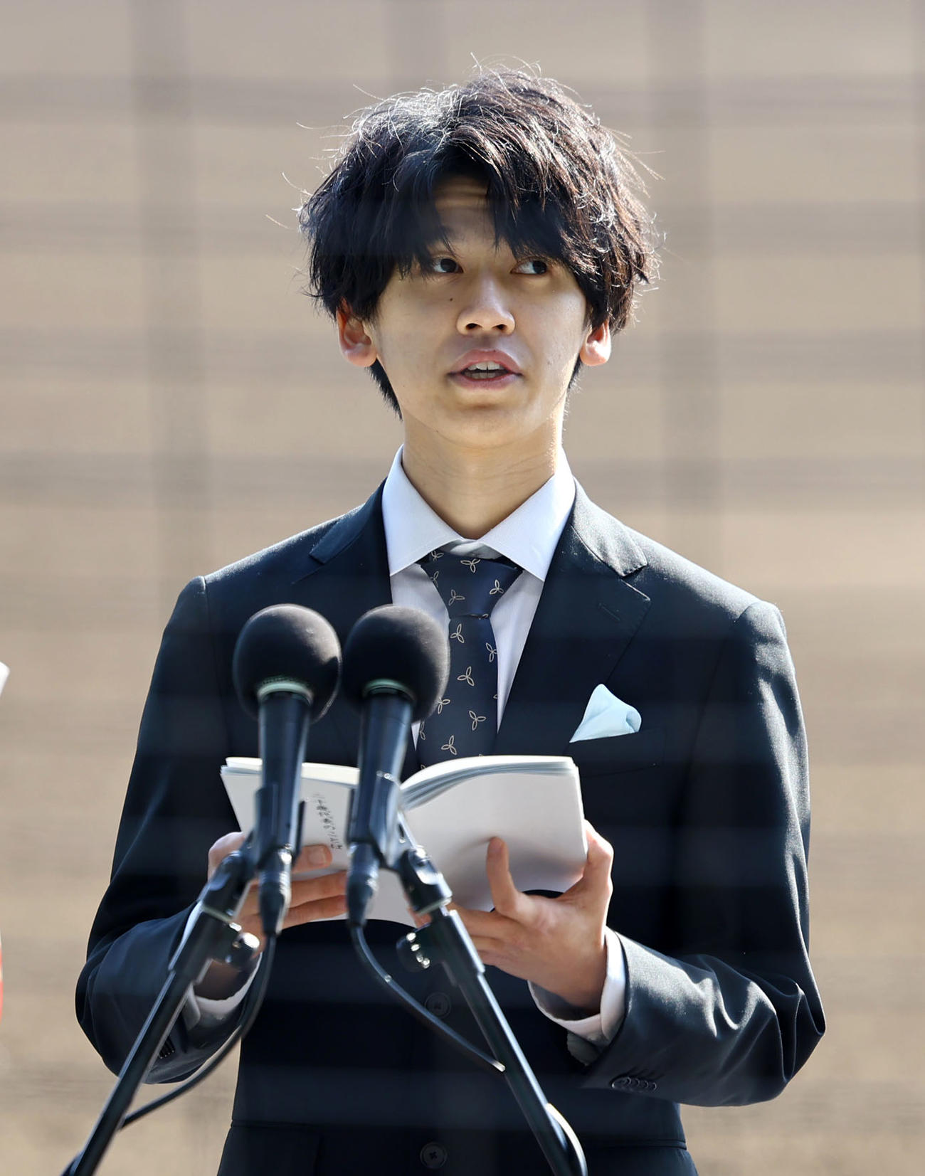 阪神甲子園球場で行われた「二十歳の集い」で二十歳代表のことばを述べる木下知樹さん（撮影・藤尾明華）
