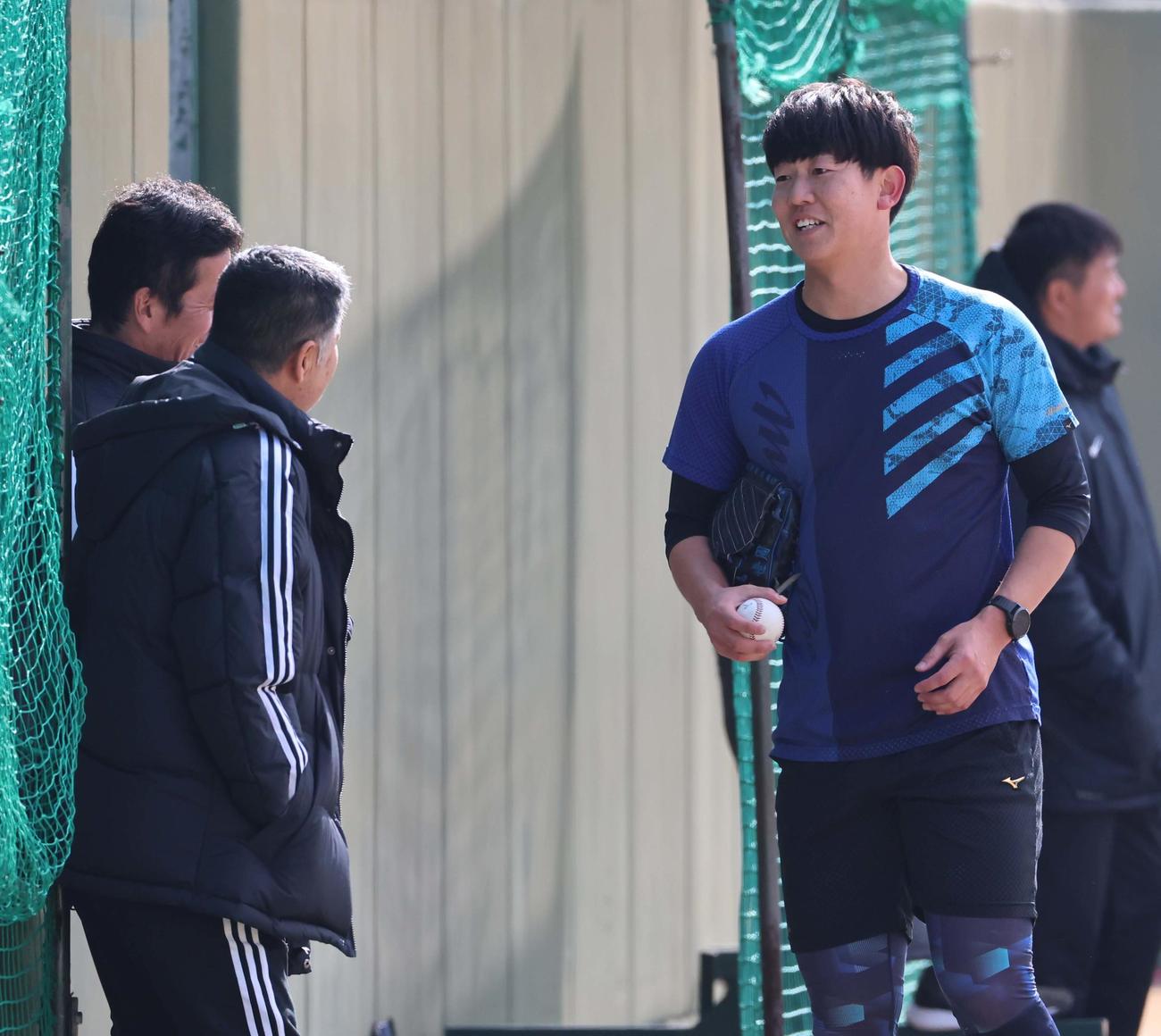 阪神タイガース前OB会長の川藤幸三氏（左）と話をする畠世周（撮影・上田博志）