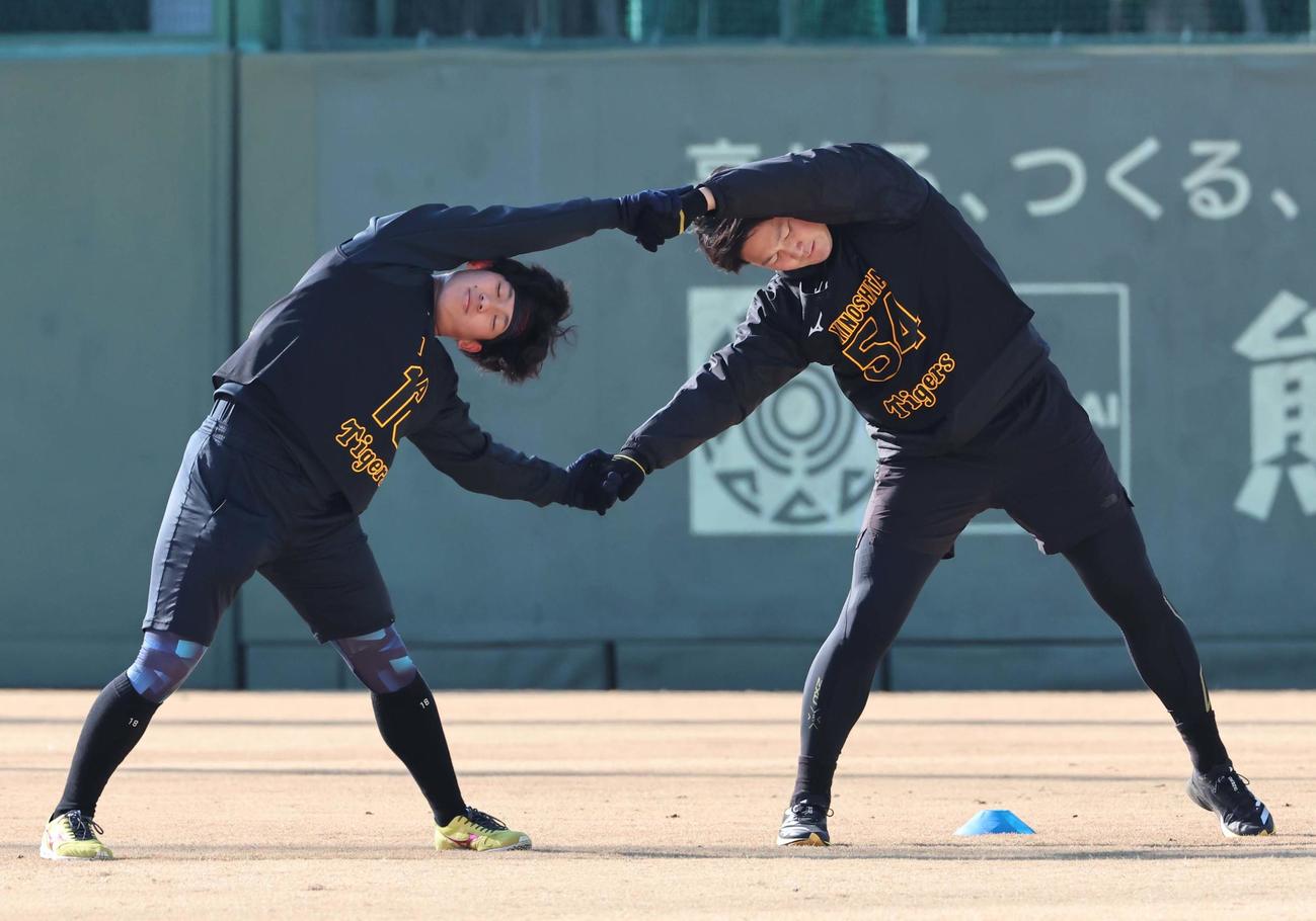 準備運動をする伊原（左）と木下（撮影・上田博志）