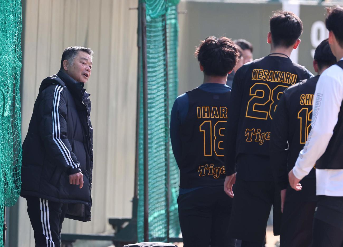 阪神タイガース前OB会長の川藤氏（左）の話を聞くドラフト1位の伊原（中央）と同2位の今朝丸ら新入団の選手たち（撮影・上田博志）