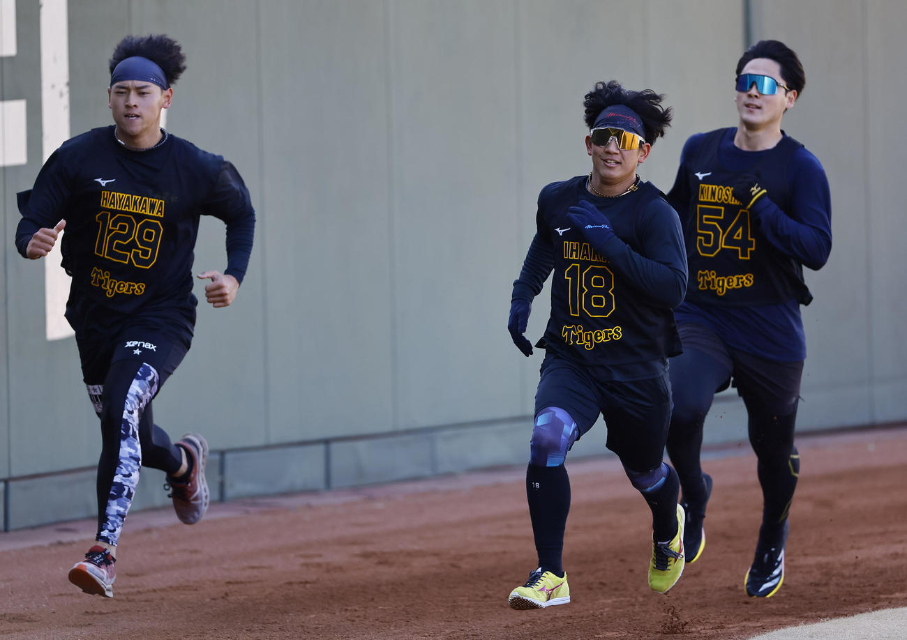 ランニングをする左から阪神早川、伊原、木下（撮影・藤尾明華）