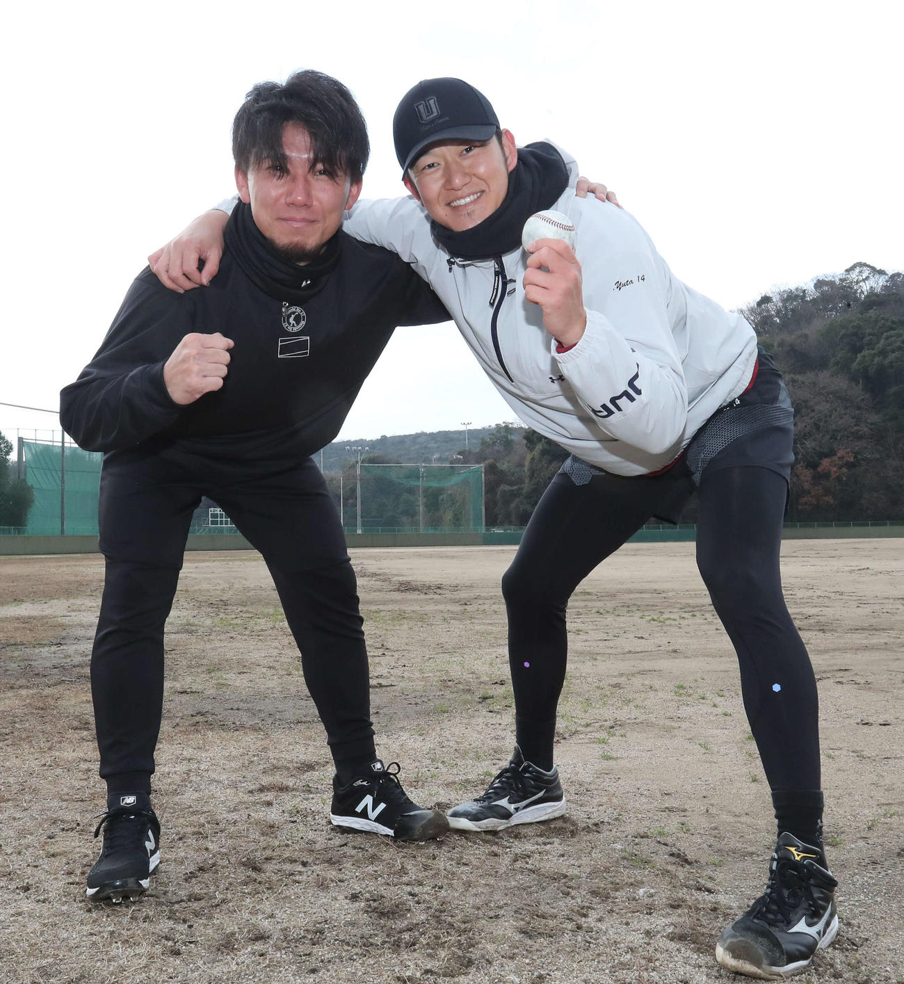 記念撮影に納まる阪神伊藤将（左）と岩貞（撮影・梅根麻紀）