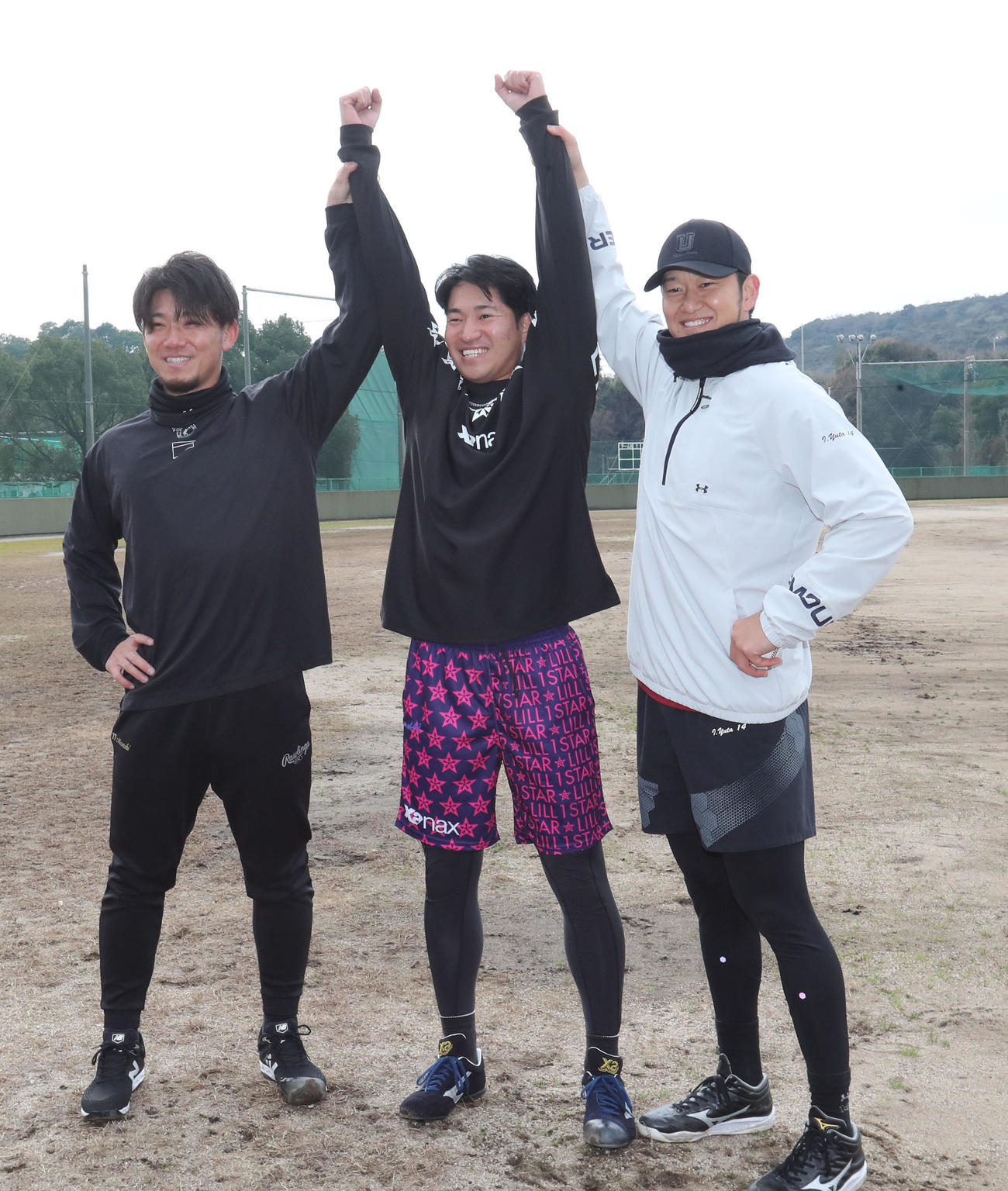 楽しそうに記念撮影に納まる左から伊藤将、DeNA岩田、岩貞（撮影・梅根麻紀）