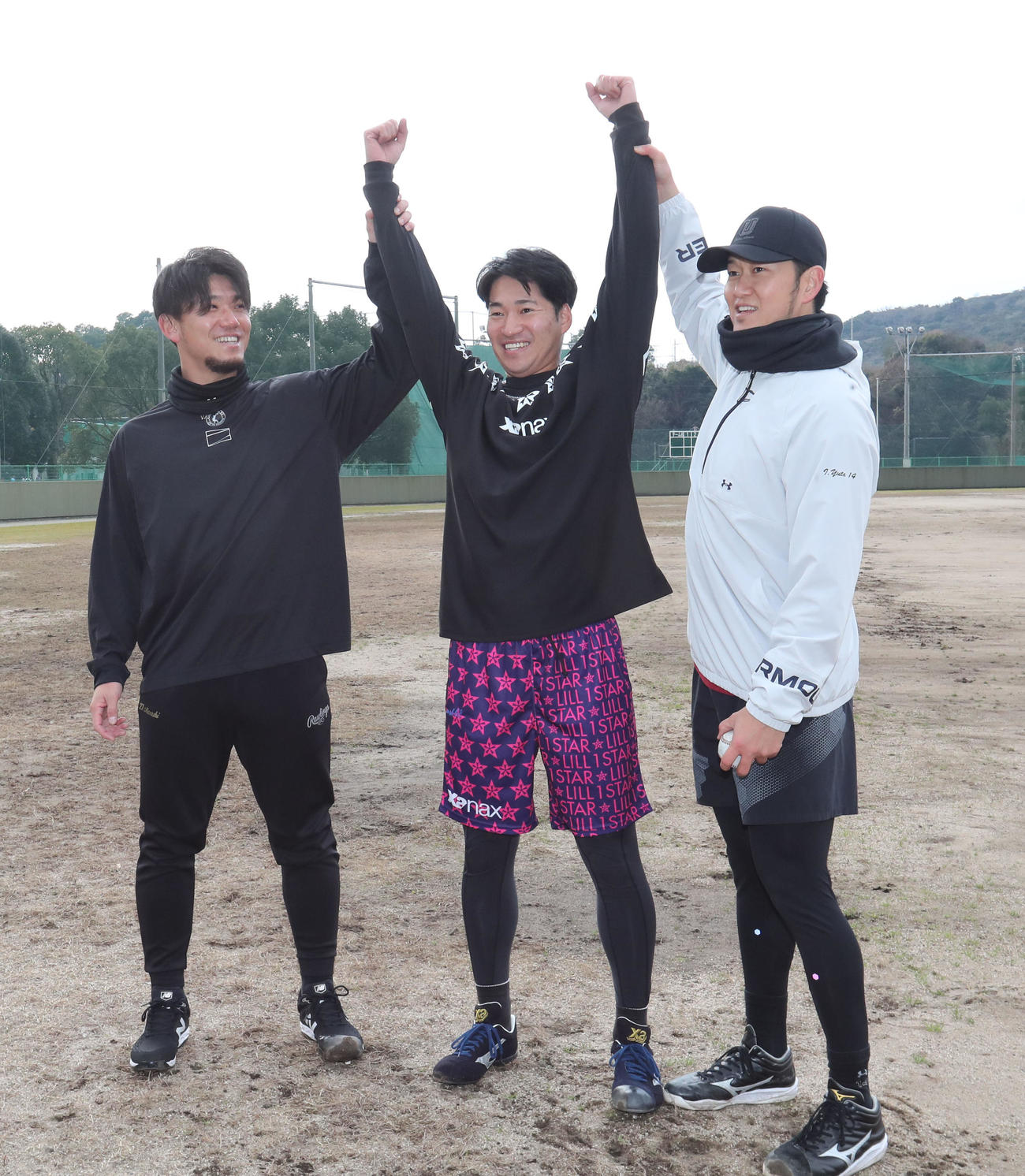 楽しそうに記念撮影に納まる左から伊藤将、DeNA岩田、岩貞（撮影・梅根麻紀）