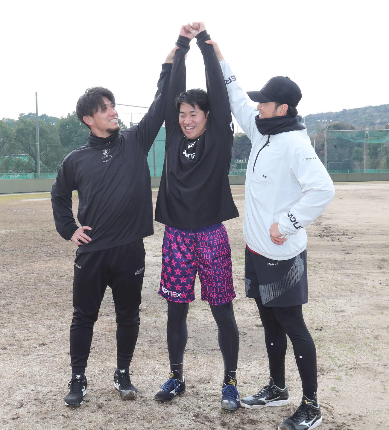 楽しそうに記念撮影に納まる左から伊藤将、DeNA岩田、岩貞（撮影・梅根麻紀）