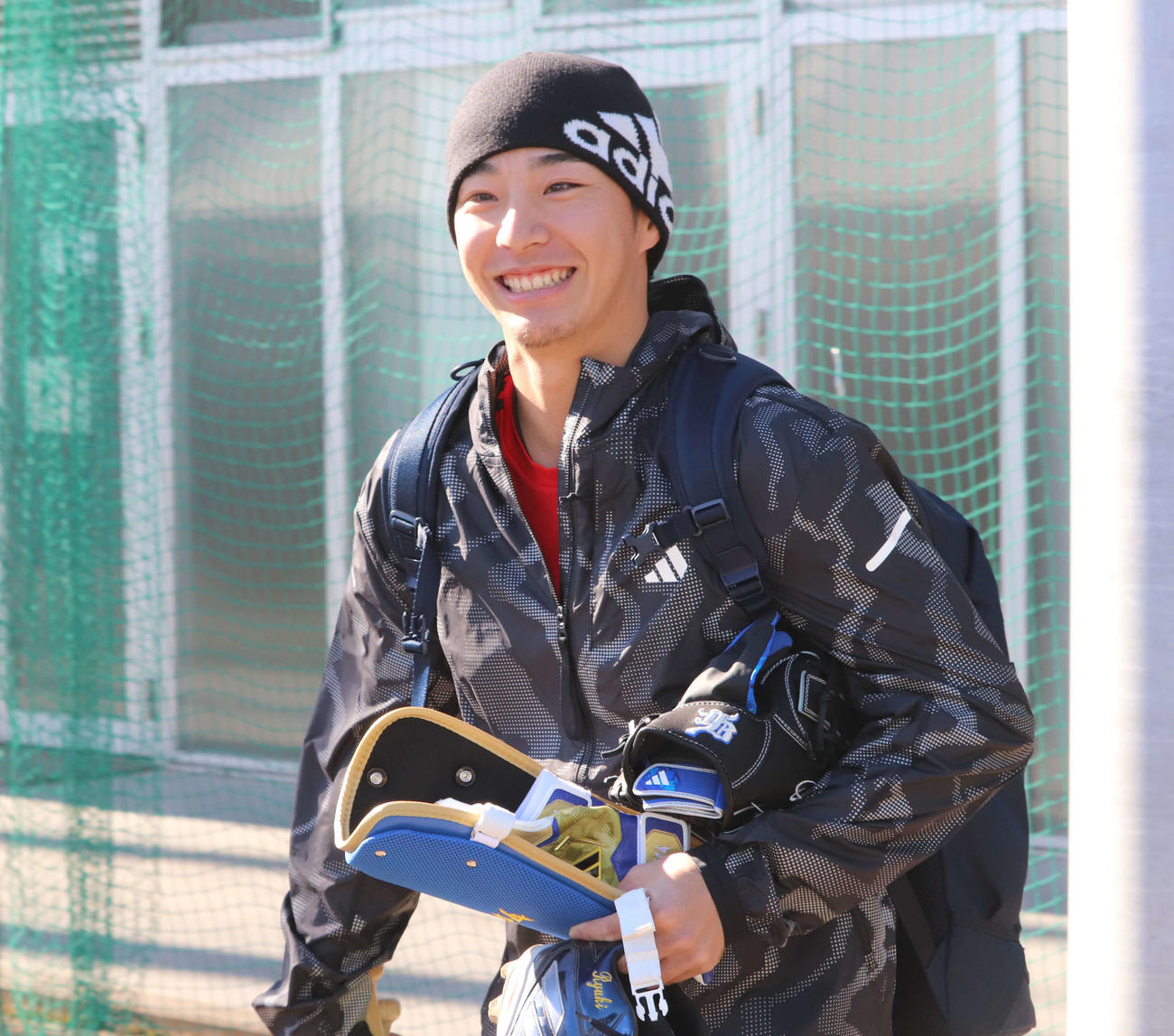 自主トレを公開し、笑顔でグラウンドインするDeNA度会（撮影・小早川宗一郎）
