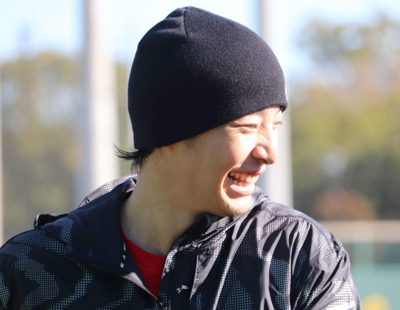 自主トレを公開し、笑顔で練習するDeNA度会（撮影・小早川宗一郎）