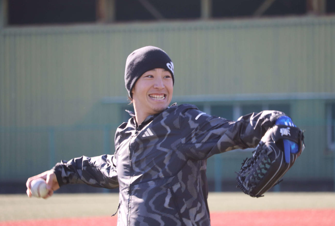 自主トレを公開し、笑顔でキャッチボールするDeNA度会（撮影・小早川宗一郎）