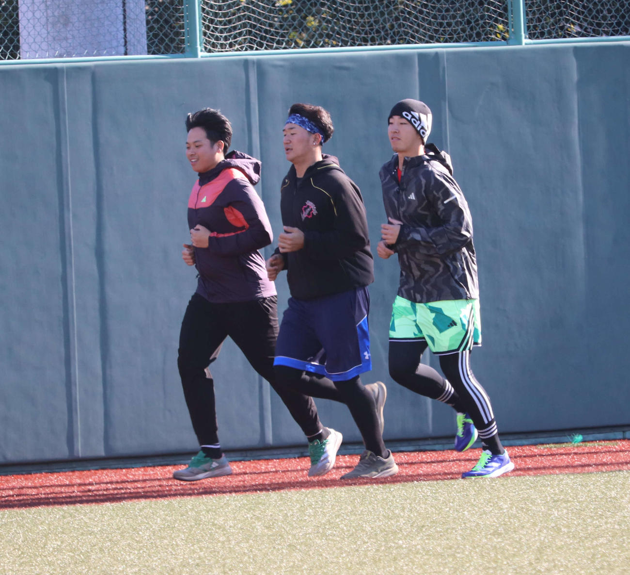 自主トレを公開し、お手伝いに来た地元の友人とランニングするDeNA度会（右）（撮影・小早川宗一郎）