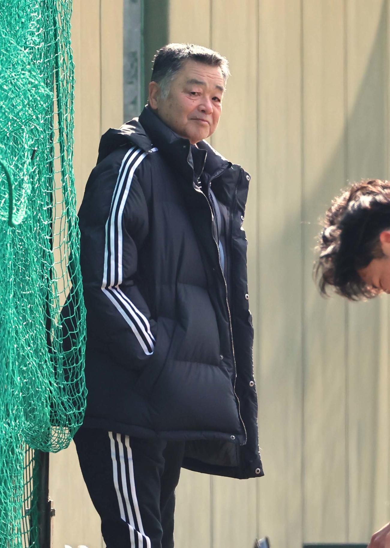 自主トレを視察する阪神タイガース前OB会長の川藤氏（撮影・上田博志）
