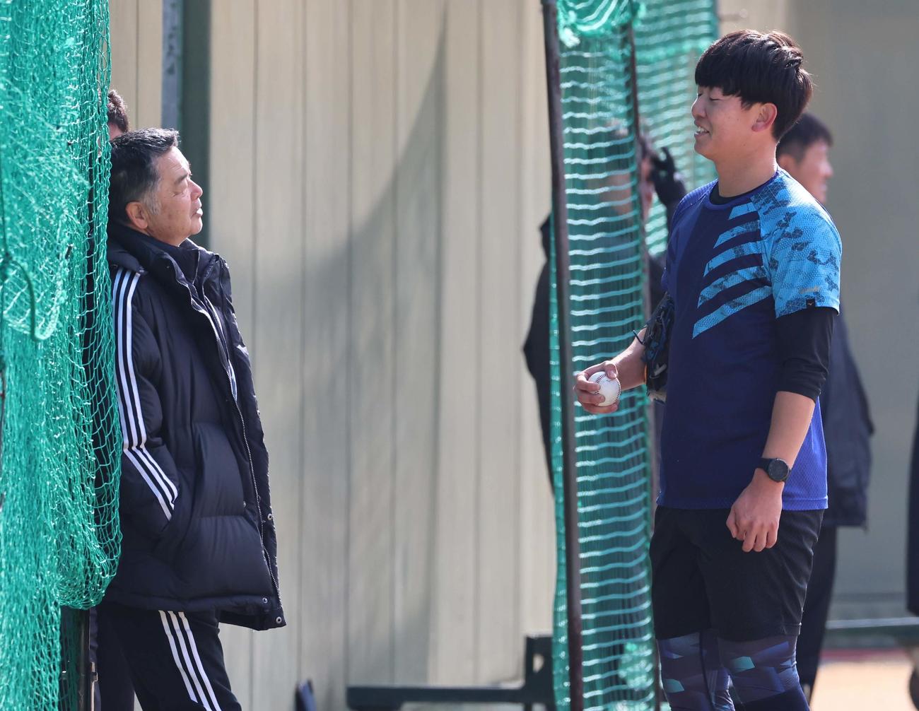 阪神タイガース前OB会長の川藤氏（左）は畠と話をする（撮影・上田博志）