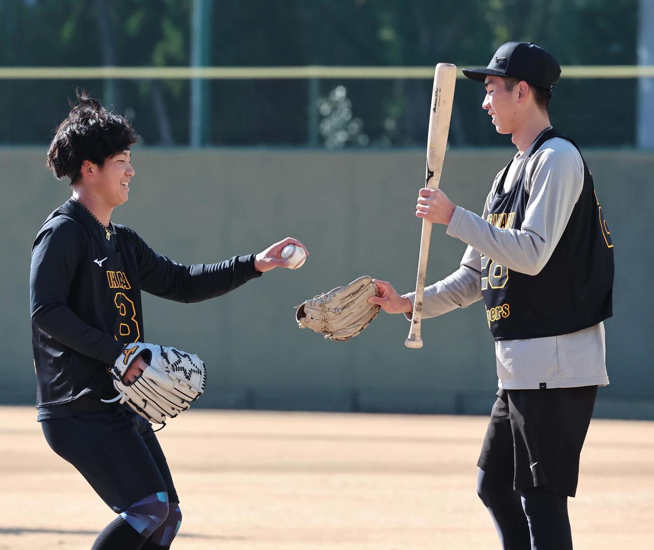 笑顔をみせながらペッパーをした伊原（左）と今朝丸（撮影・上田博志）