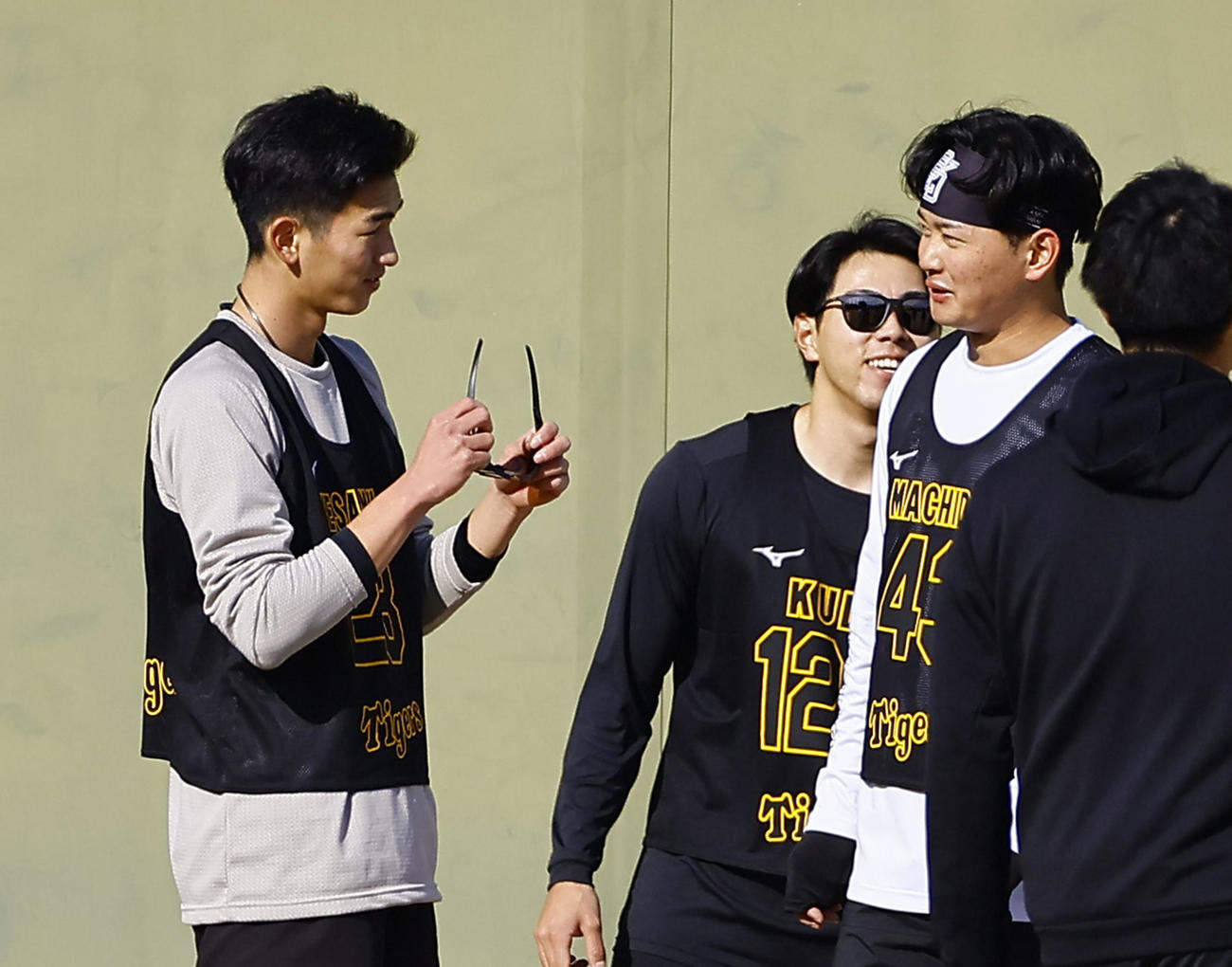 ランニングメニューで町田（右）のサングラスを借りる阪神今朝丸（撮影・藤尾明華）