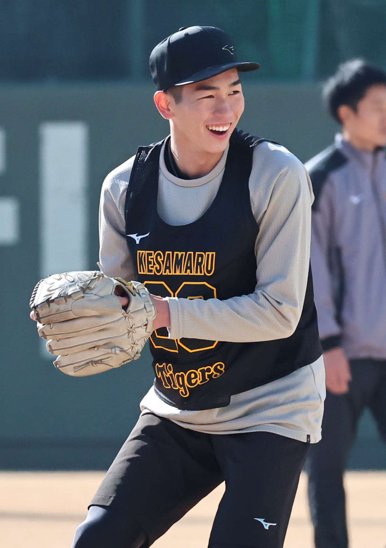 笑顔を見せながら練習に励む今朝丸（撮影・上田博志）