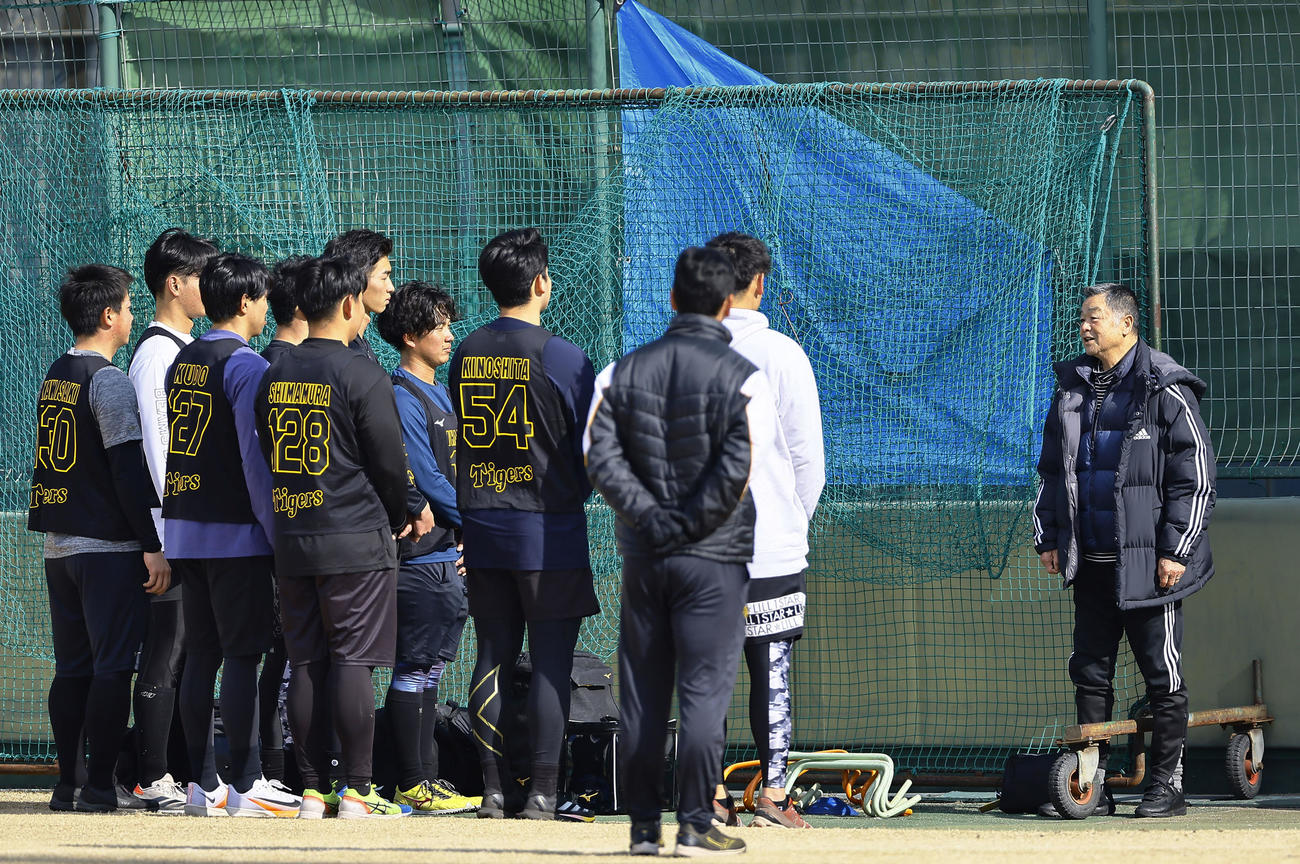 阪神新入団選手に話しをする川藤幸三氏（右端）（撮影・藤尾明華）
