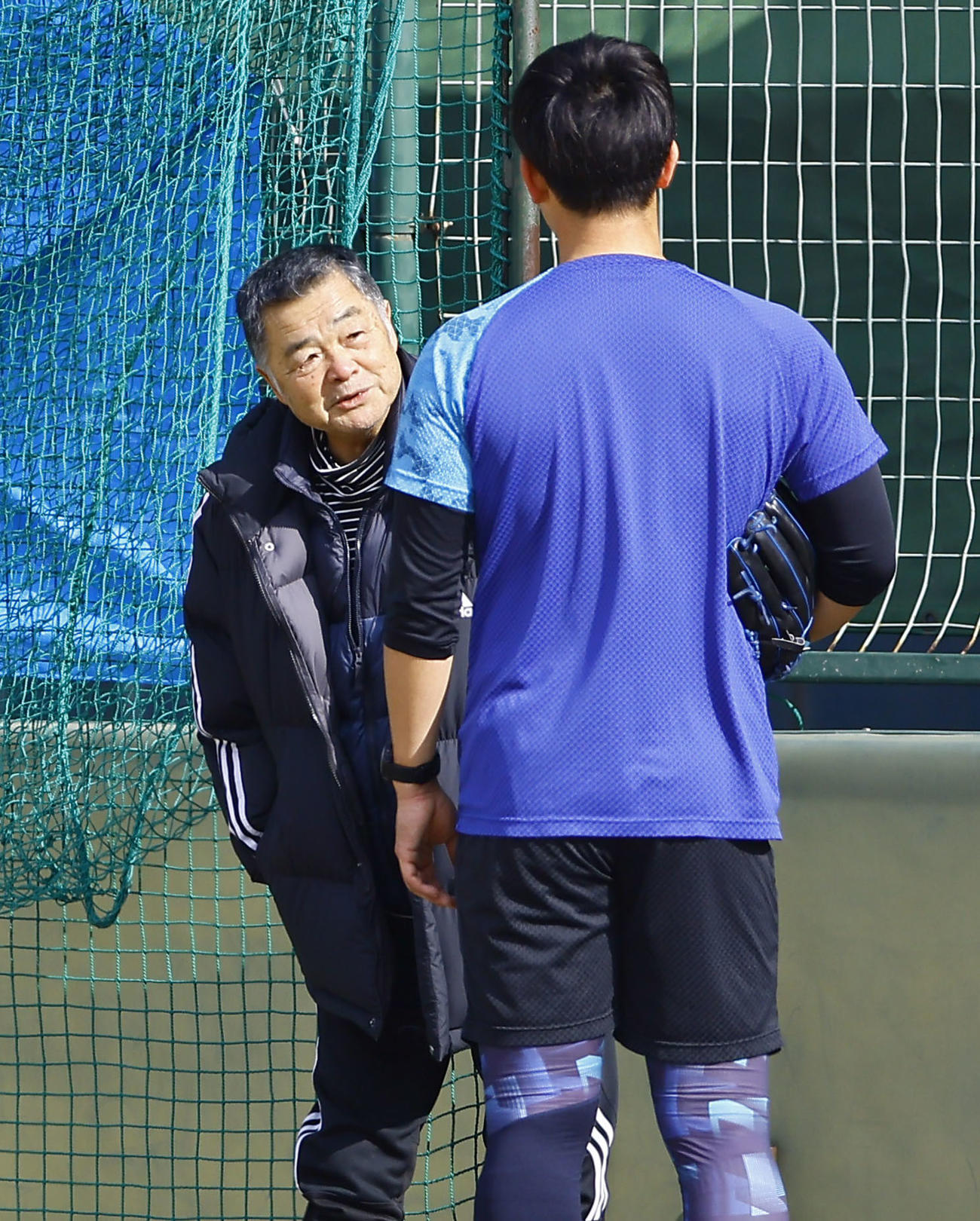 鳴尾浜球場を訪れ、阪神畠と話しをする川藤幸三氏（撮影・藤尾明華）