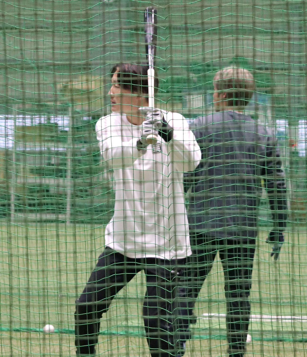 埼玉・所沢市内の室内練習場で自主トレを行う西武・源田