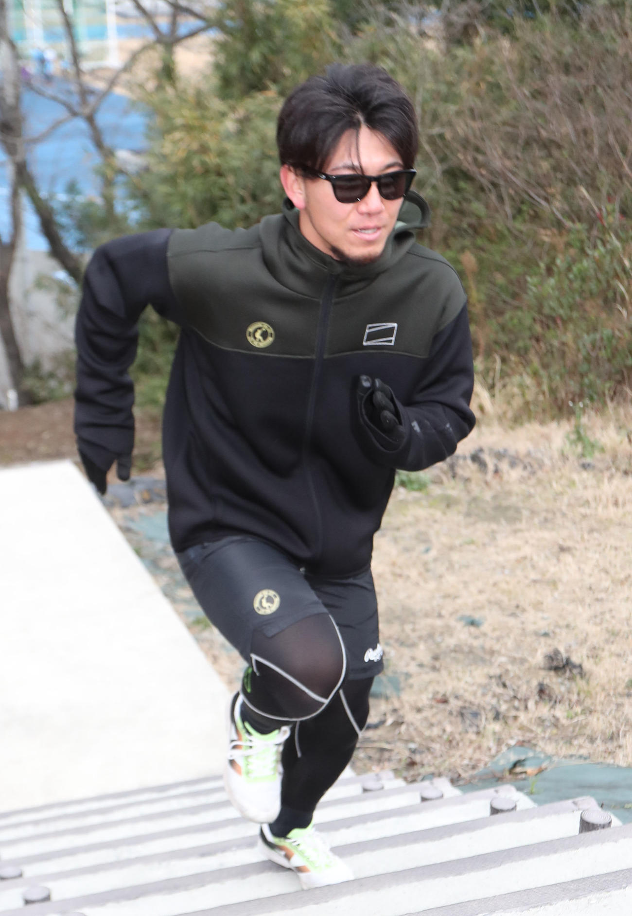 階段を駆け上がり汗を流す伊藤将（撮影・梅根麻紀）