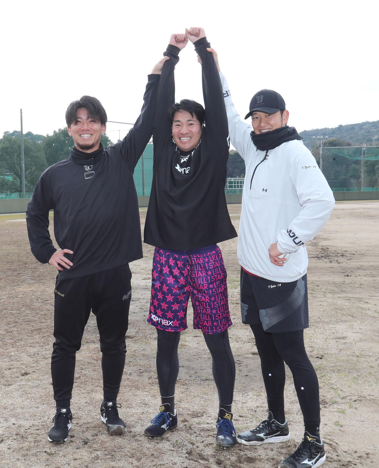 楽しそうに記念撮影に納まる左から伊藤将、DeNA岩田、岩貞（撮影・梅根麻紀）