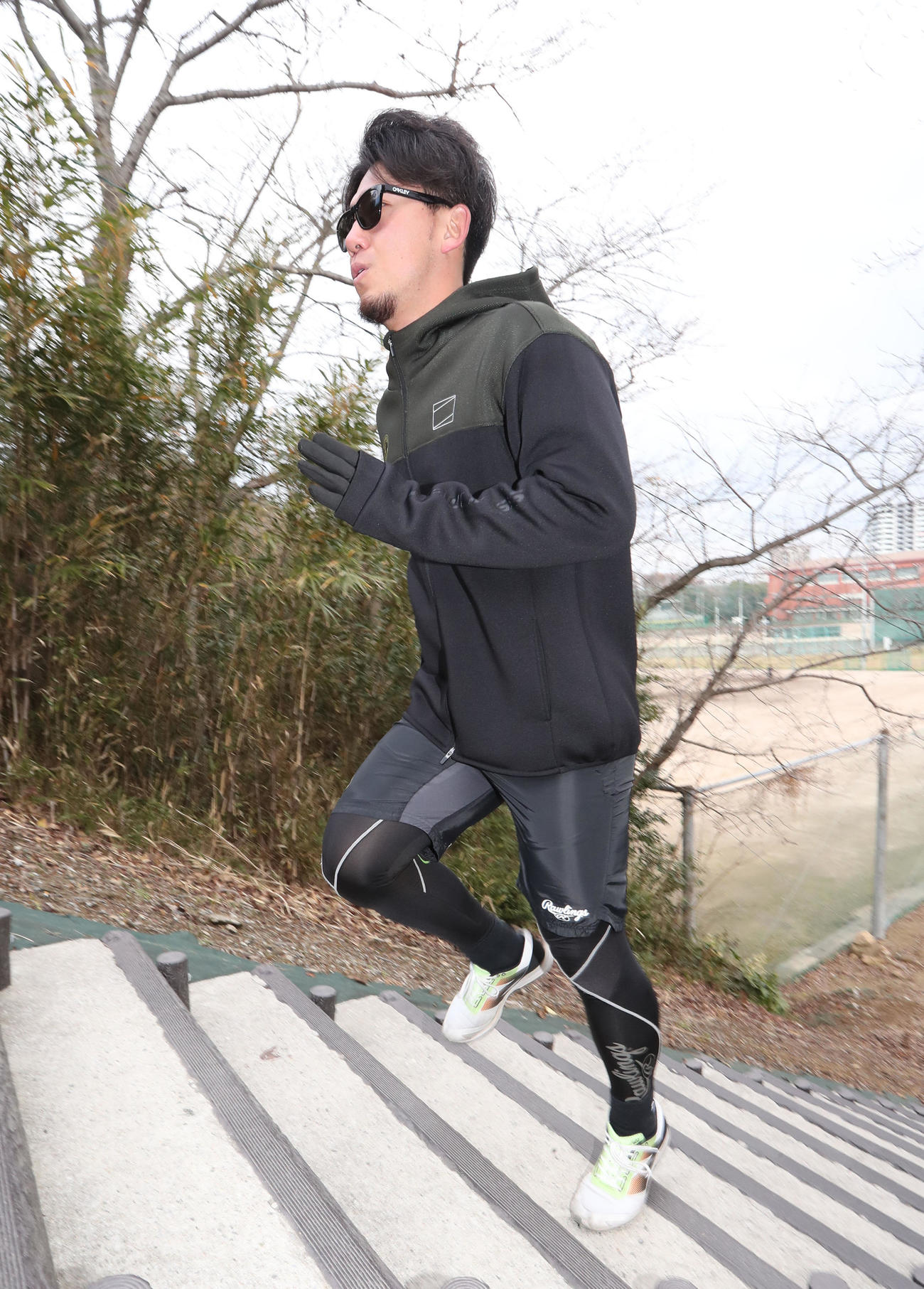 階段を駆け上がり汗を流す伊藤将（撮影・梅根麻紀）