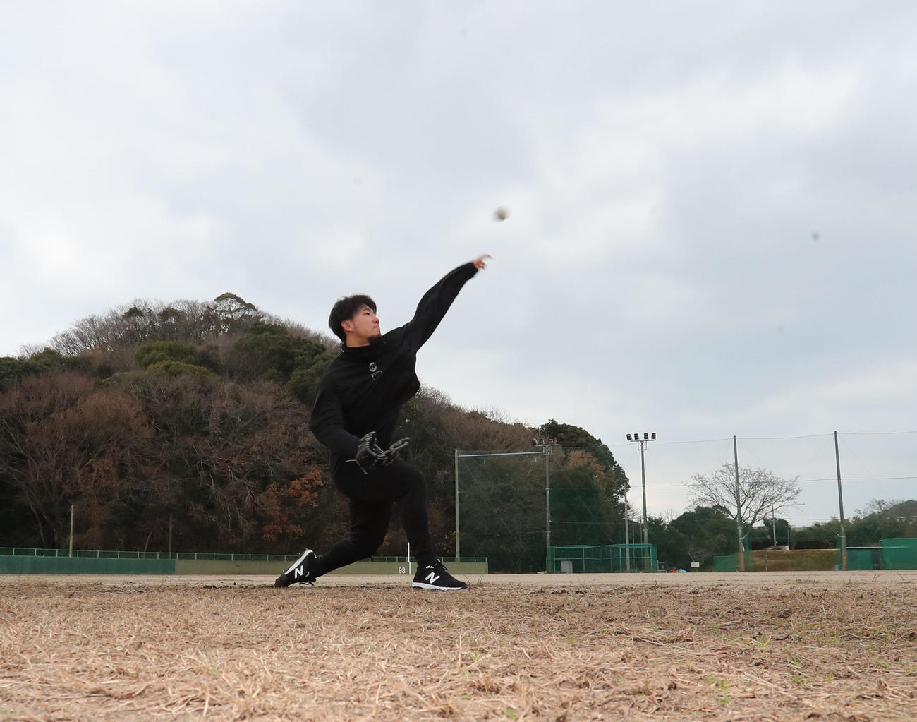 キャッチボールで調整する伊藤将（撮影・梅根麻紀）