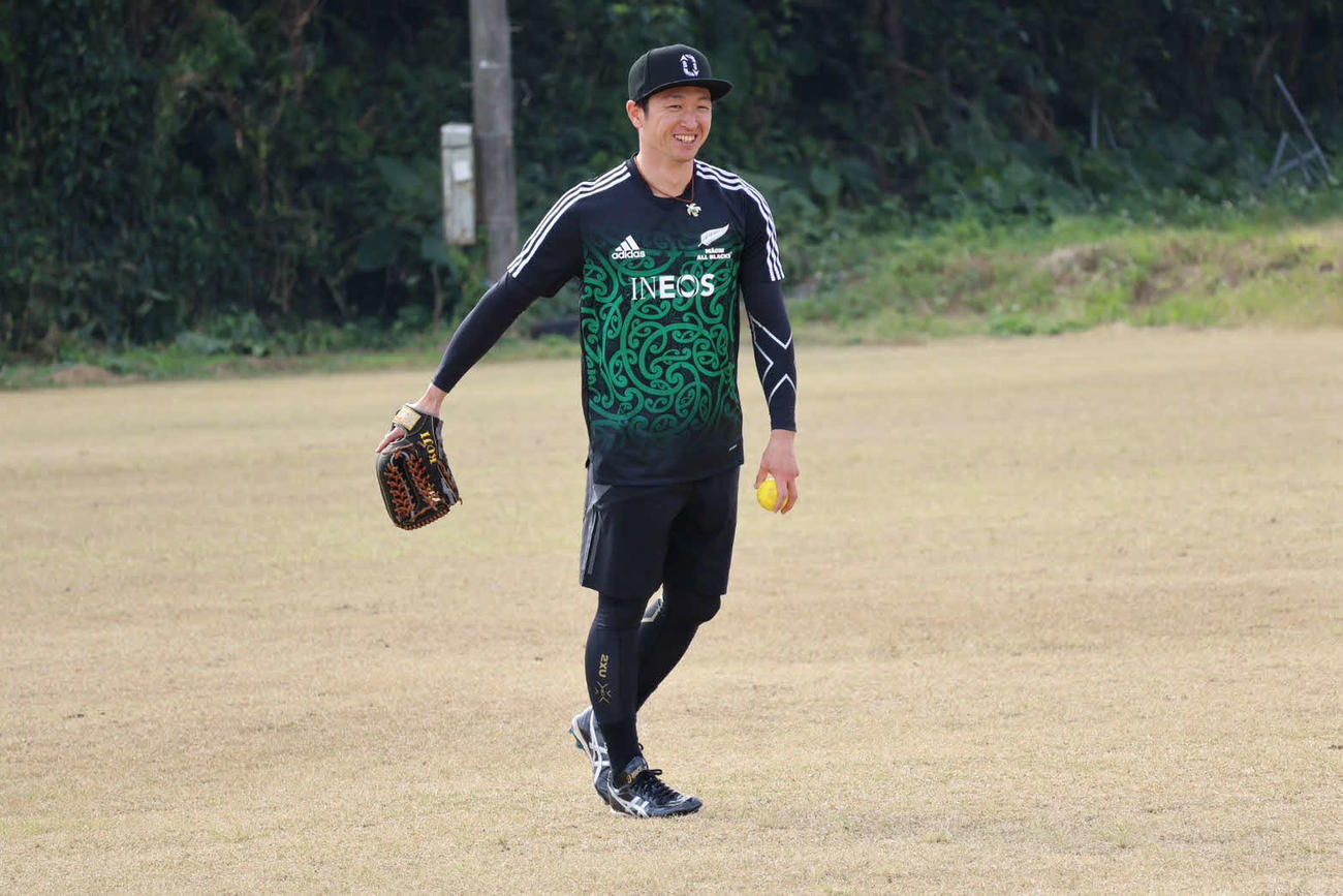 送球練習中に笑顔を見せる阪神近本（撮影・山崎健太）