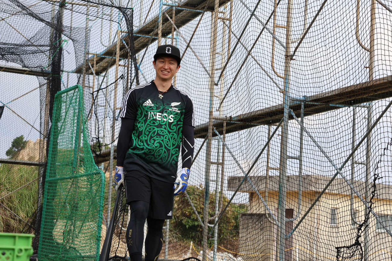 沖永良部島での自主トレ中、笑顔を見せる阪神近本（撮影・山崎健太）