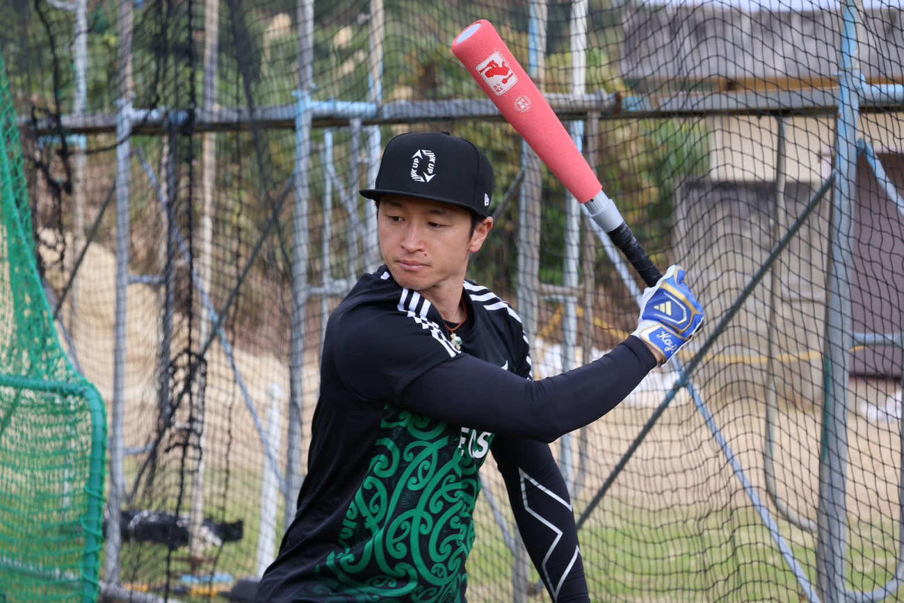トレーニングバットで打撃練習するする阪神近本（撮影・山崎健太）