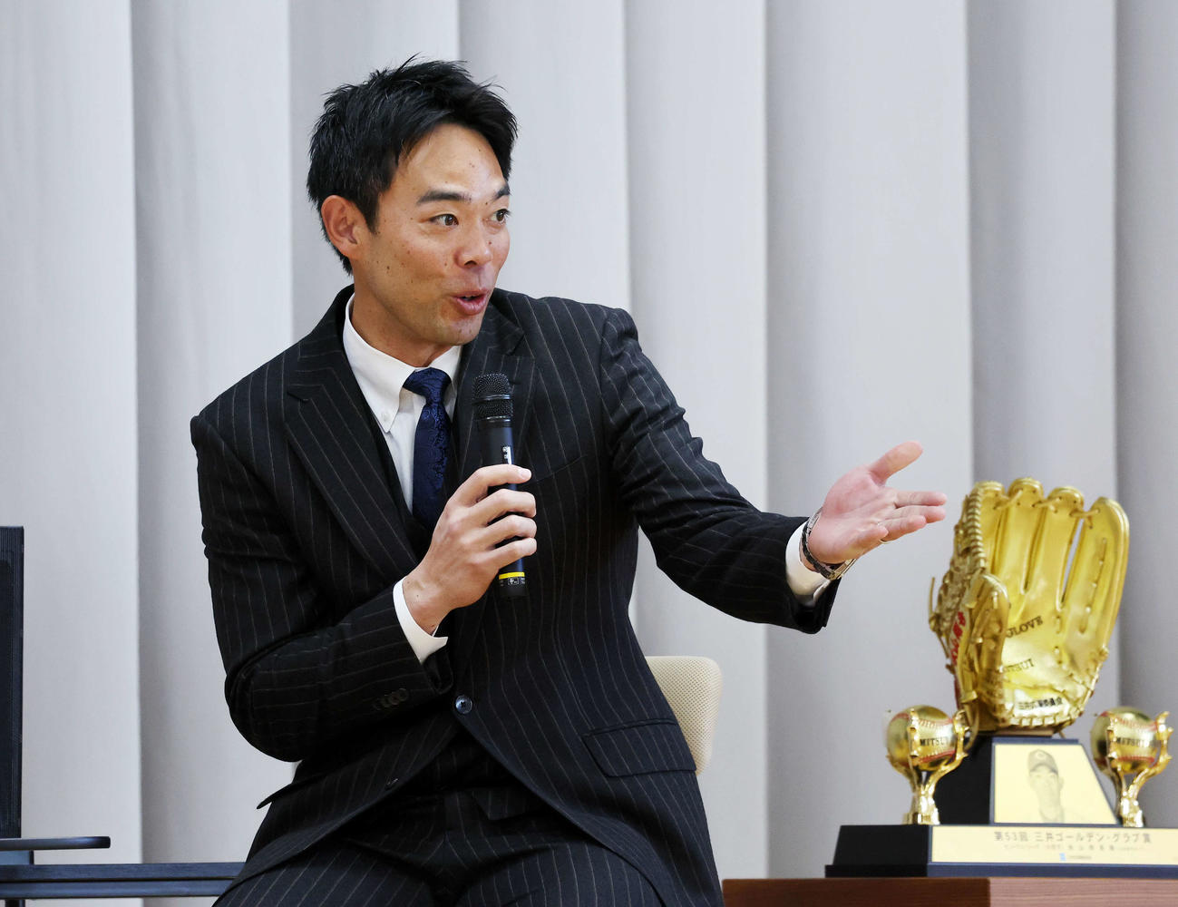 子供たちの質問に答える広島秋山（撮影・鈴木正人）