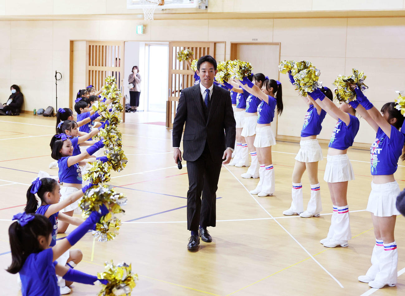 トークショーの会場入りする広島秋山（撮影・鈴木正人）