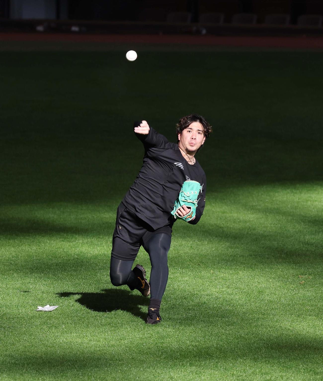 公開自主トレでキャッチボールする日本ハム金村（撮影・黒川智章）