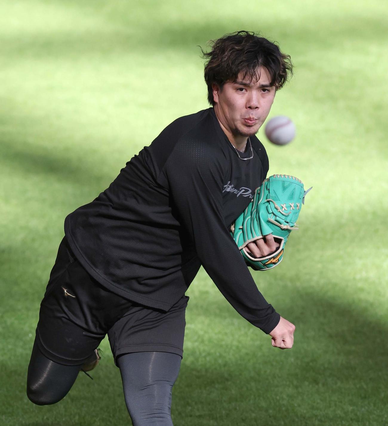 公開自主トレでキャッチボールする日本ハム金村（撮影・黒川智章）