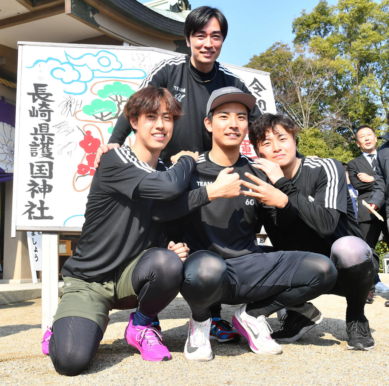 長崎県護国神社を参拝し和田毅氏（上）と仲良くポーズを決める、左からソフトバンク佐々木、大野、前田純（撮影・岩下翔太）