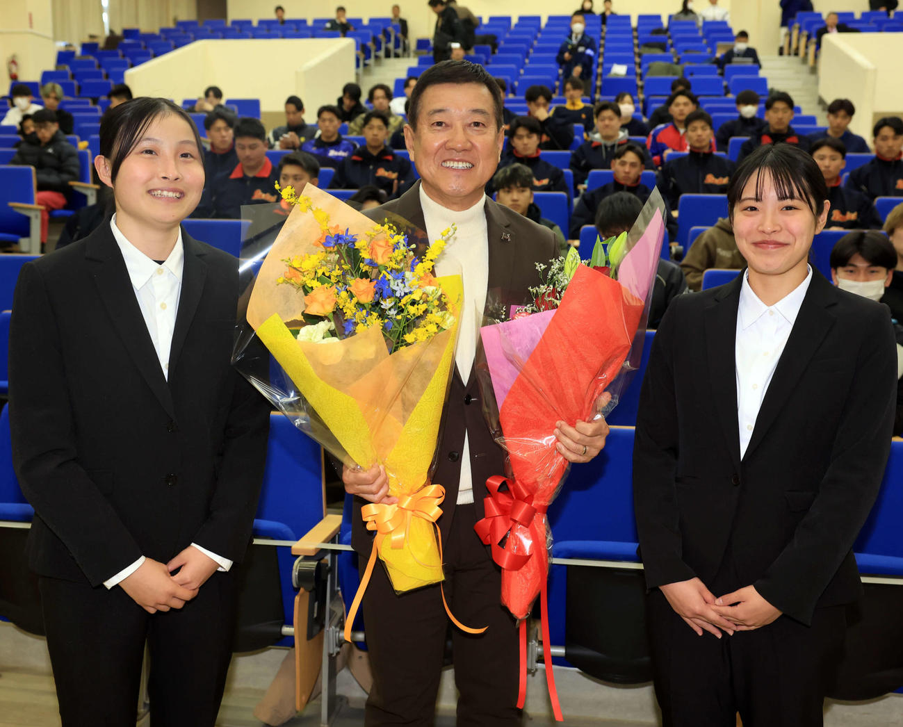 国際武道大スポーツ戦略論の講義を終えた原辰徳客員教授（中央）は花束を贈られ笑顔（撮影・浅見桂子）
