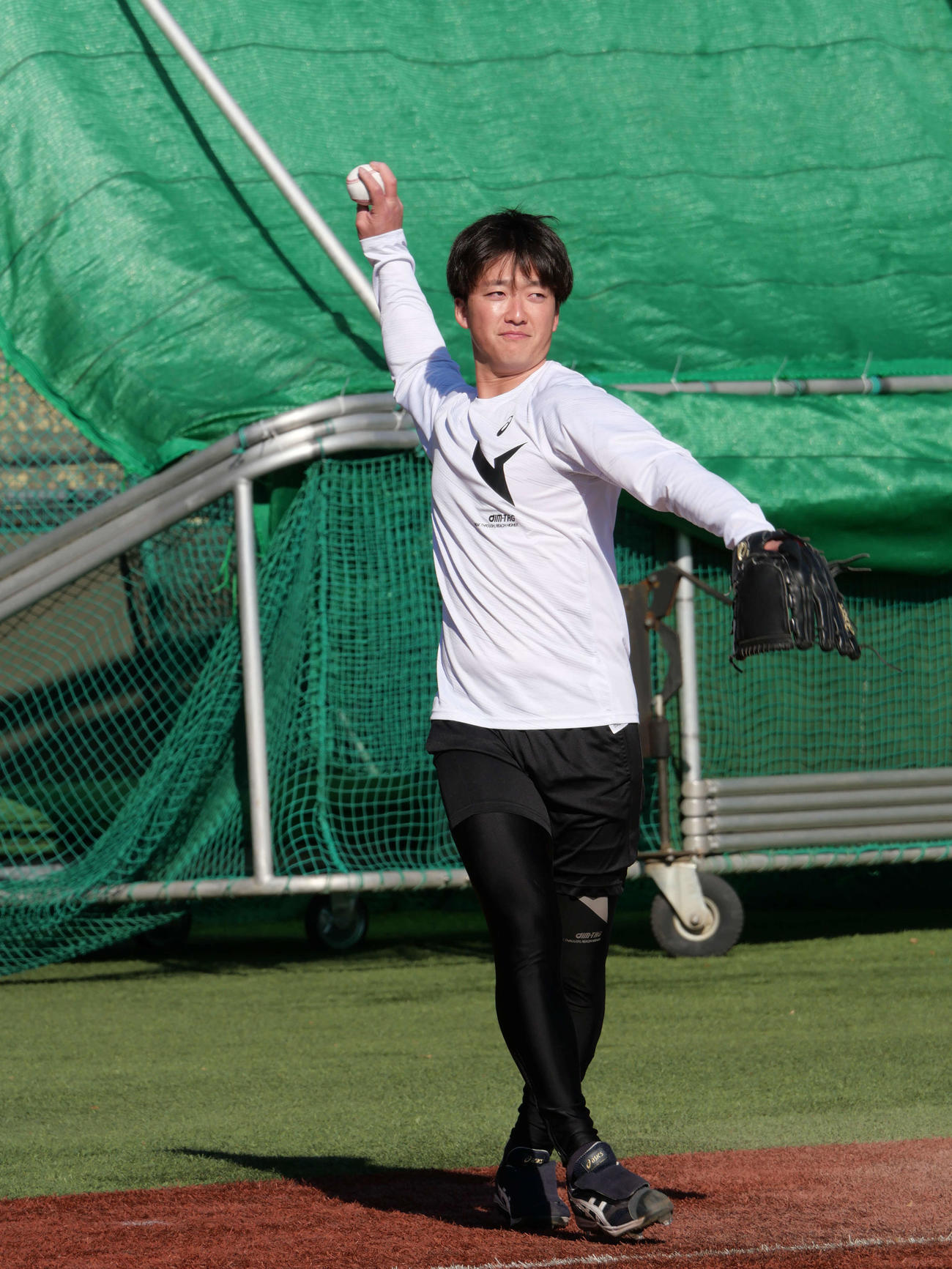 キャッチボールをするヤクルト吉村（撮影・上田悠太）