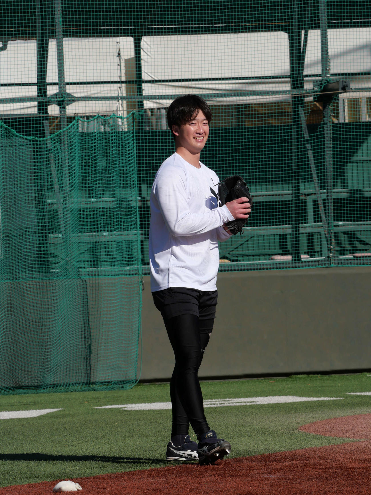 キャッチボールで笑顔のヤクルト吉村（撮影・上田悠太）