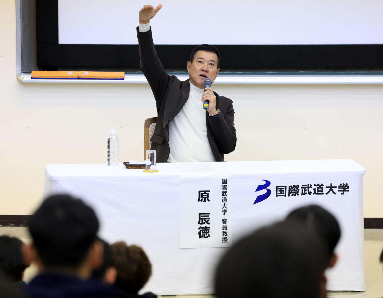 国際武道大スポーツ戦略論の講義で手ぶり身ぶりで話す原辰徳客員教授（撮影・浅見桂子）