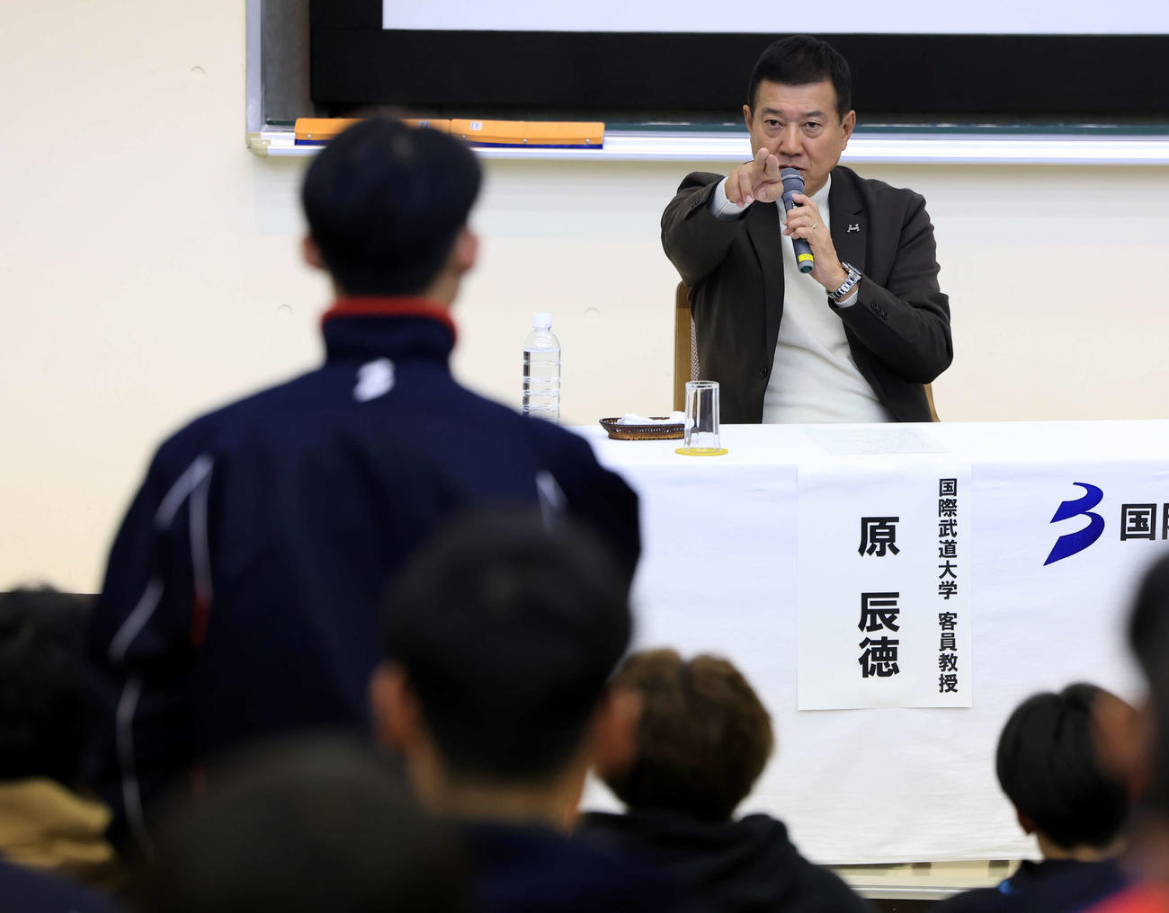 国際武道大スポーツ戦略論の講義で生徒の質問に強い表情で答える原辰徳客員教授（撮影・浅見桂子）