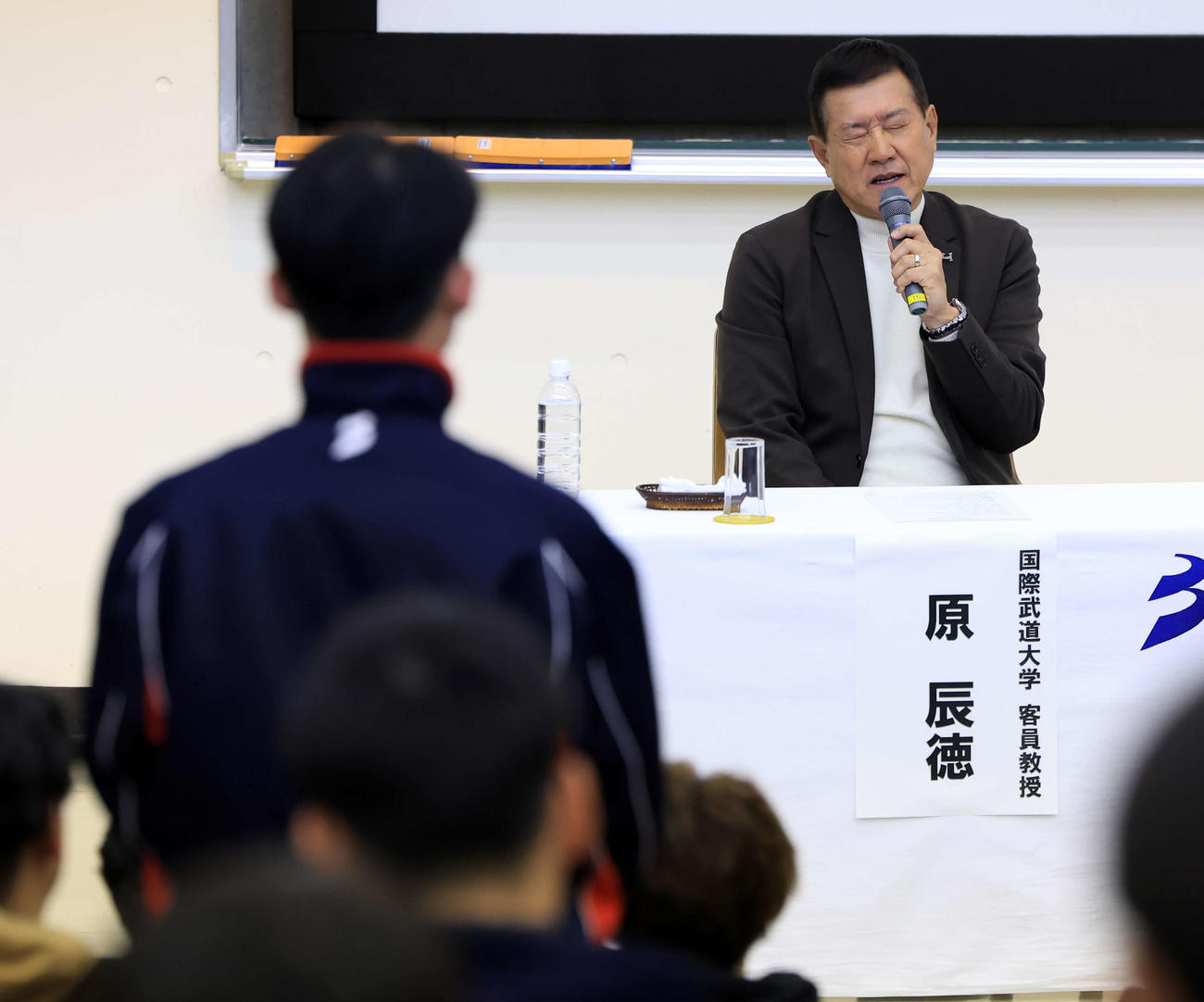 国際武道大スポーツ戦略論の講義で生徒の質問に考える原辰徳客員教授（撮影・浅見桂子）