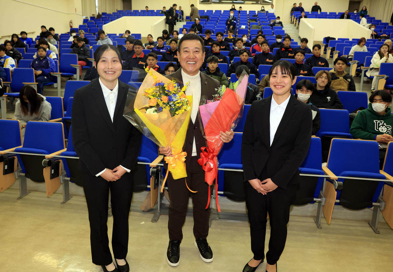 国際武道大スポーツ戦略論の講義を終えた原辰徳客員教授（中央）は花束を贈られ笑顔（撮影・浅見桂子）