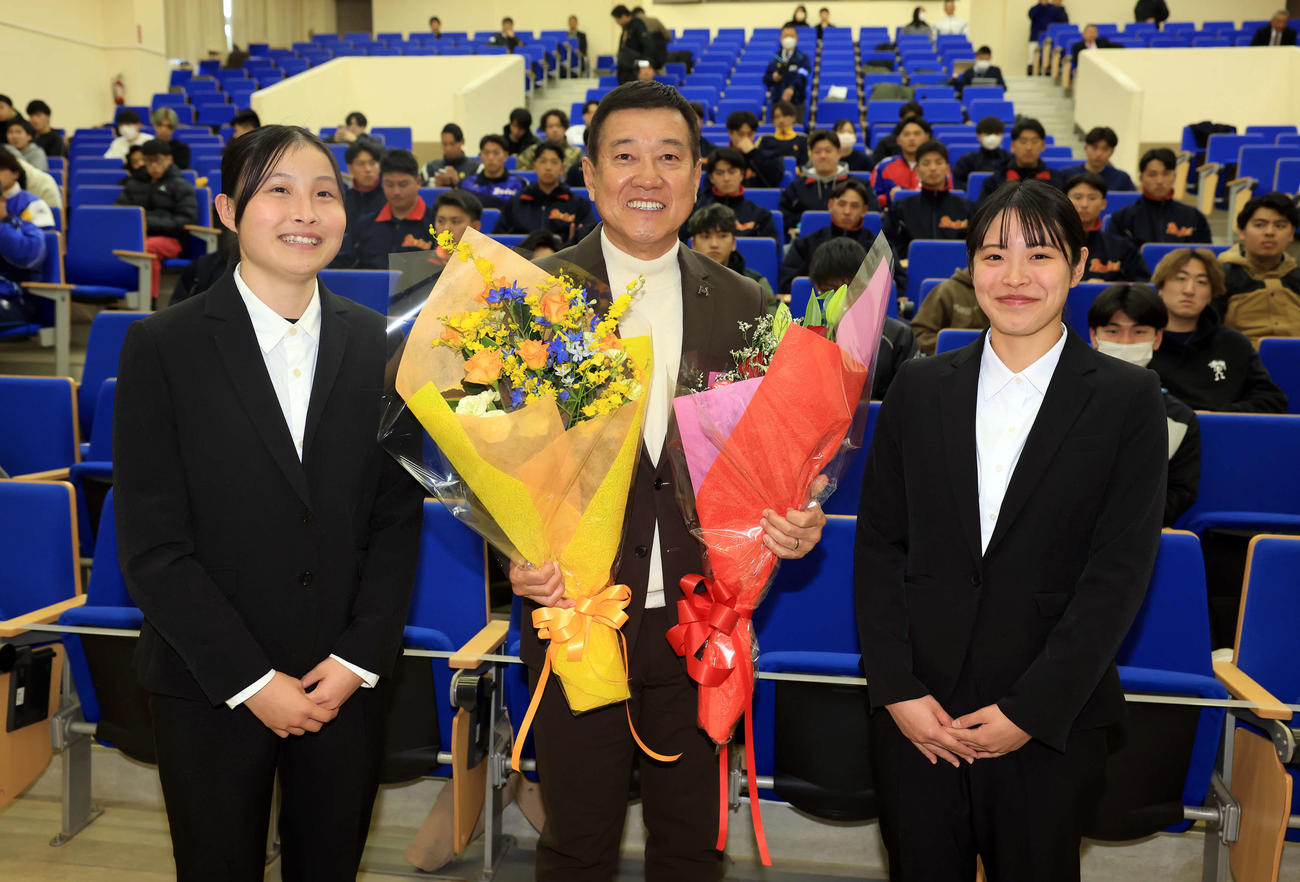 国際武道大スポーツ戦略論の講義を終えた原辰徳客員教授（中央）は花束を贈られ笑顔（撮影・浅見桂子）