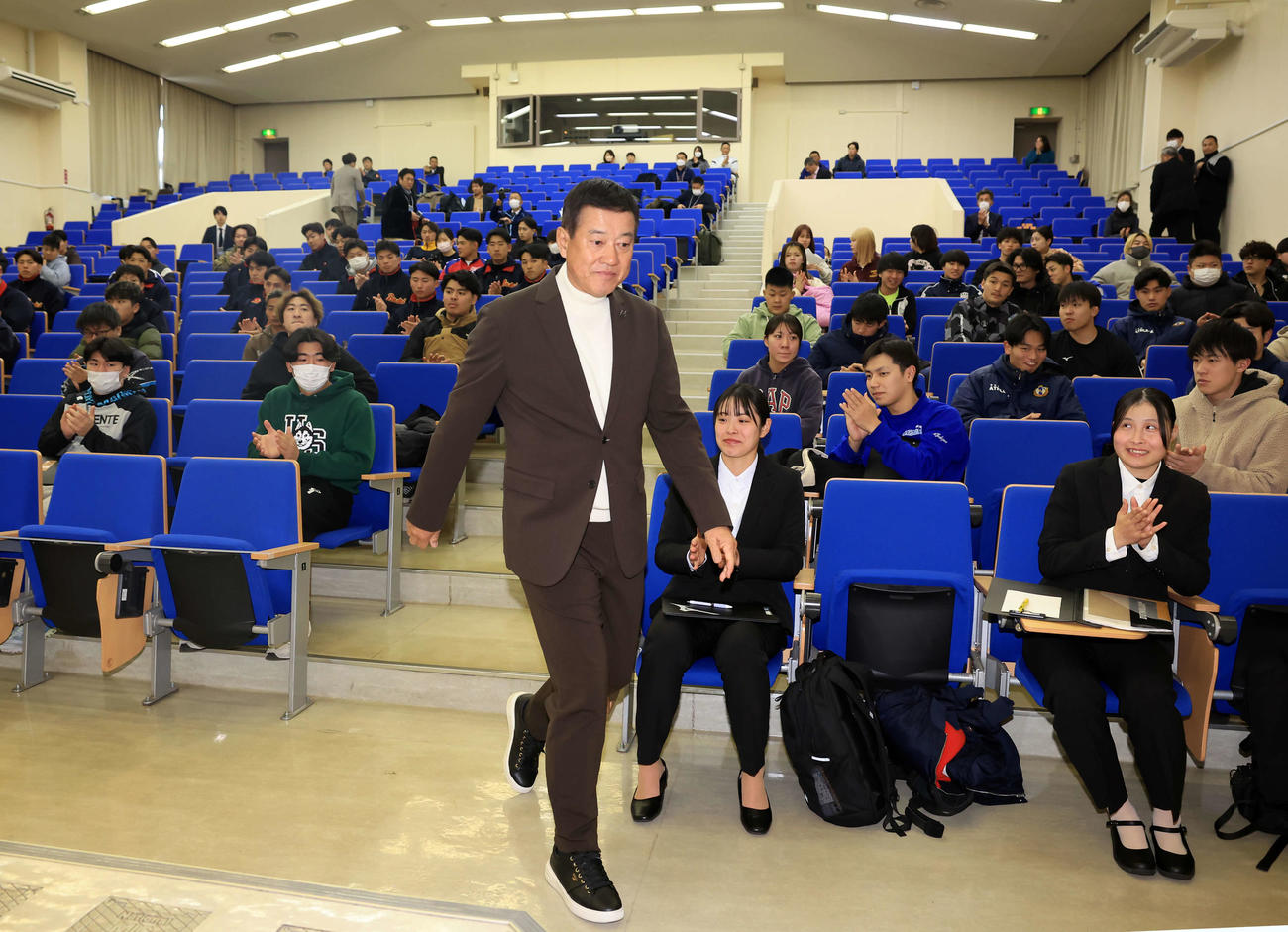 国際武道大でスポーツ戦略論講義のため教室に入る原辰徳客員教授（撮影・浅見桂子）