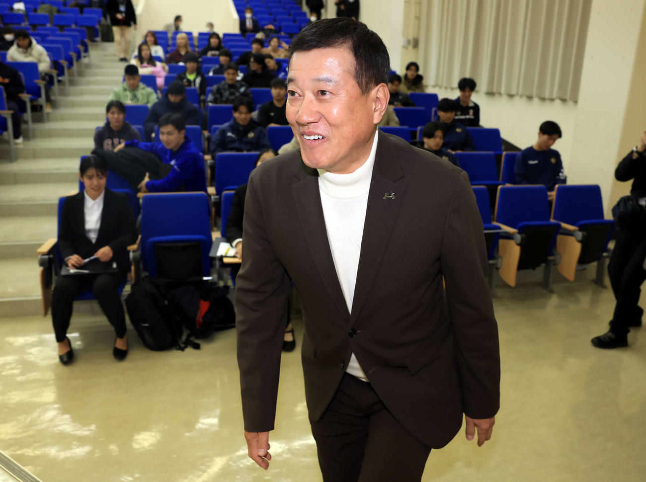国際武道大でスポーツ戦略論講義のため笑顔で登壇する原辰徳客員教授（撮影・浅見桂子）