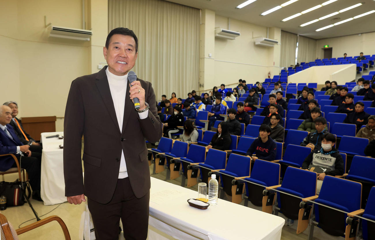 国際武道大スポーツ戦略論の講義であいさつする原辰徳客員教授（撮影・浅見桂子）