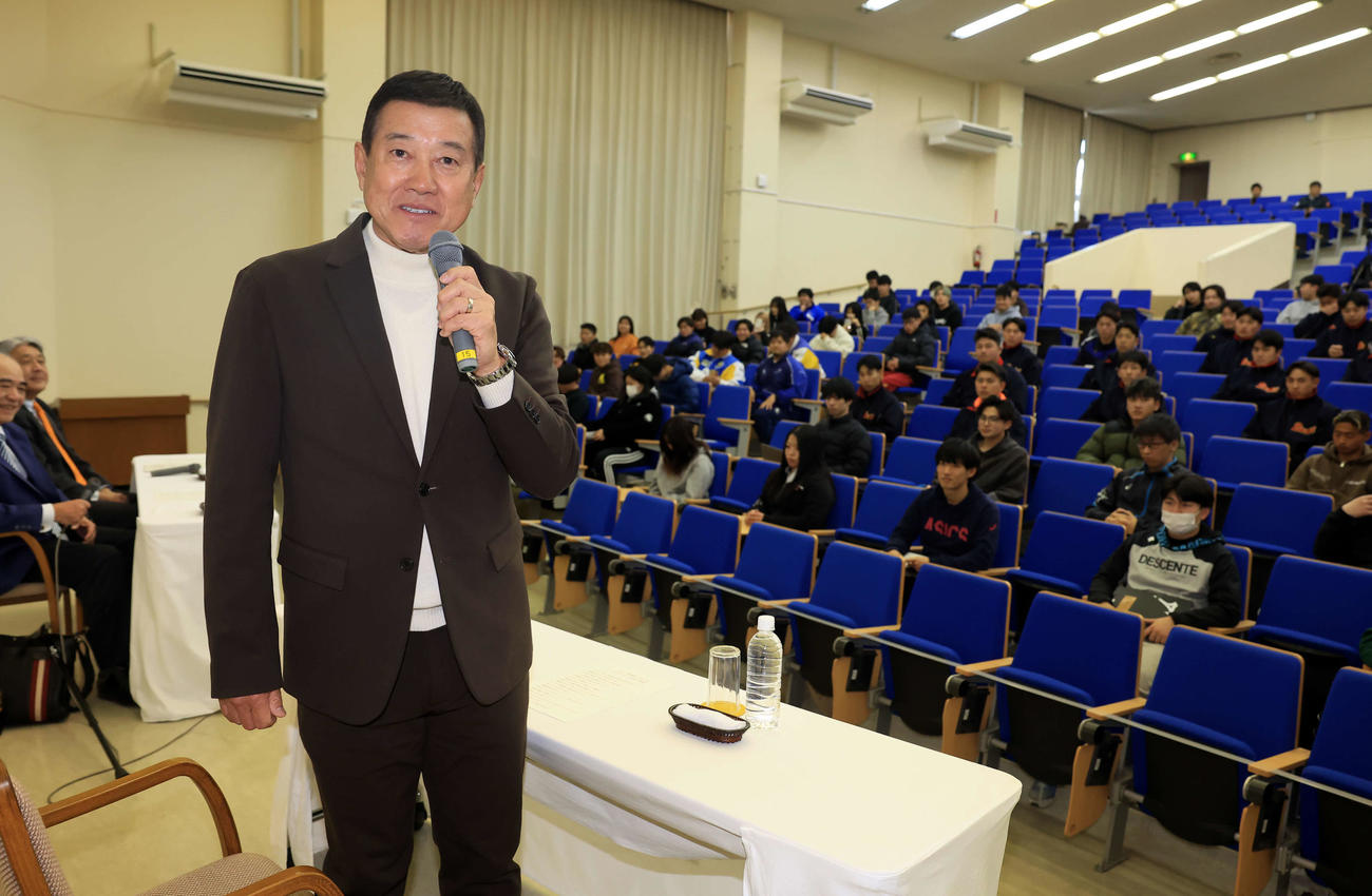 国際武道大スポーツ戦略論の講義であいさつする原辰徳客員教授（撮影・浅見桂子）