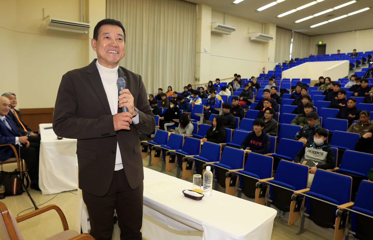 国際武道大スポーツ戦略論の講義であいさつする原辰徳客員教授（撮影・浅見桂子）